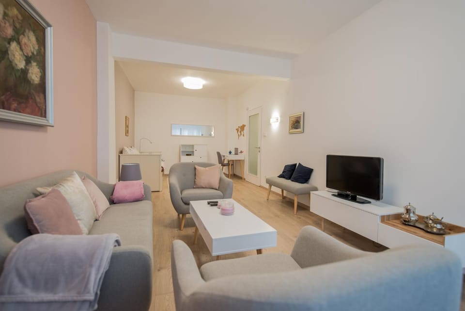 TV and multimedia, Living room, Seating area
