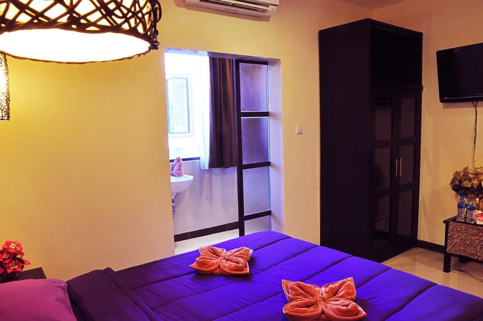 Bed, Bathroom, Photo of the whole room, Decorative detail, Bedroom