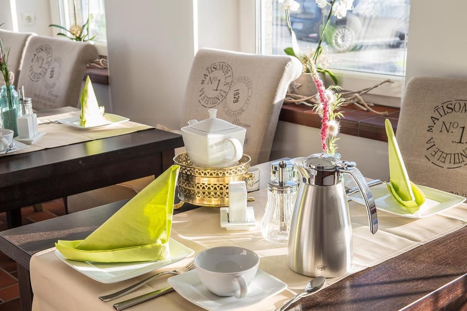 Restaurant/places to eat, Buffet breakfast