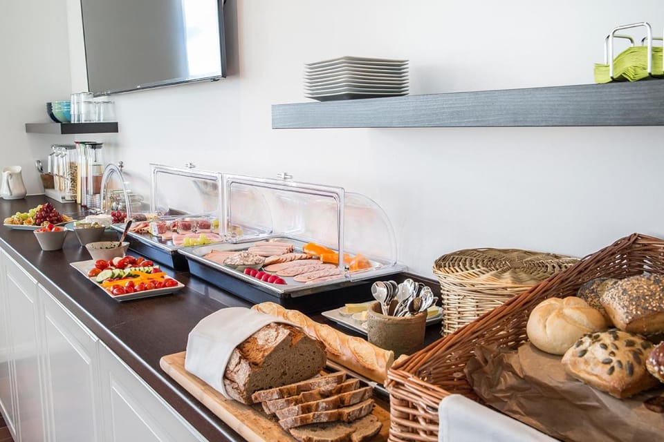 Restaurant/places to eat, Decorative detail, Buffet breakfast