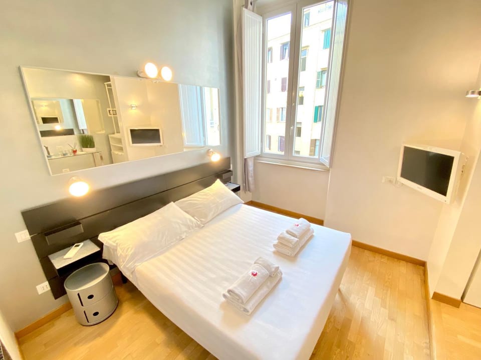 Bed, TV and multimedia, Photo of the whole room, Bedroom