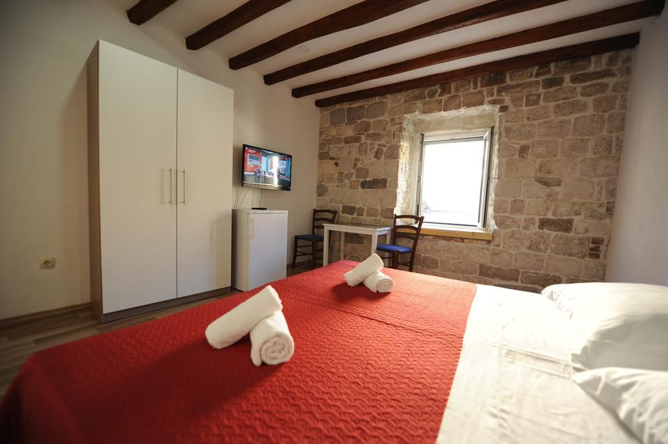 Bed, TV and multimedia, Photo of the whole room, Bedroom, towels, wardrobe