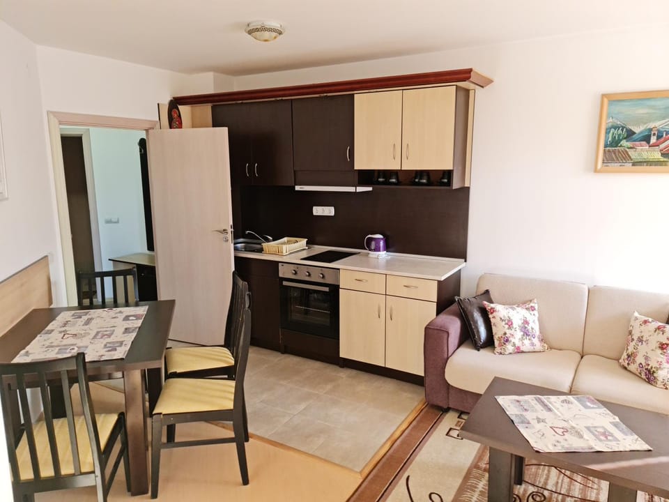 Kitchen or kitchenette, Living room, Seating area, Dining area, oven, stove