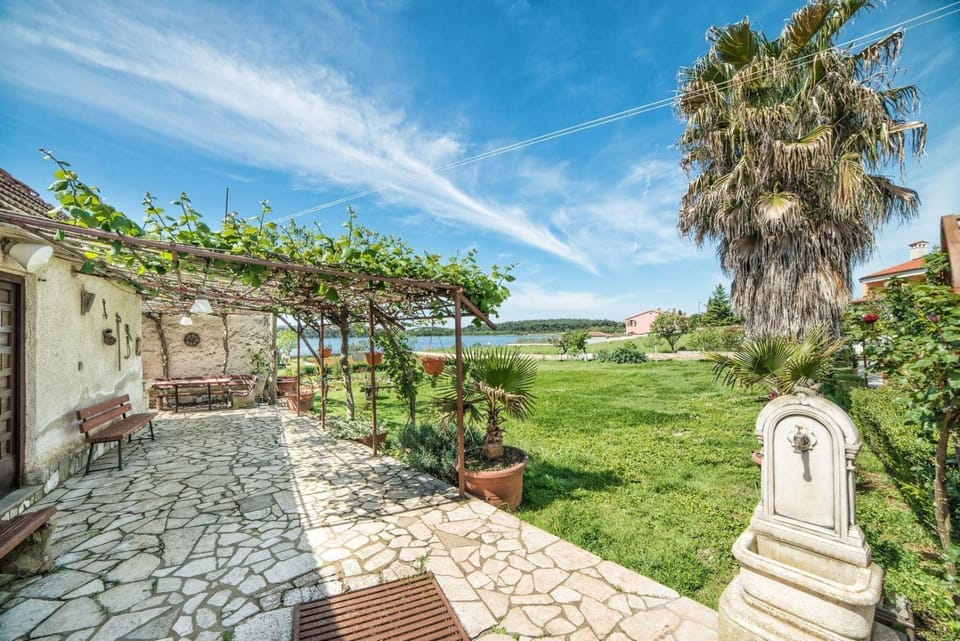 Apartments and Rooms Ana Pomer 217 Bed and Breakfast in Banjole