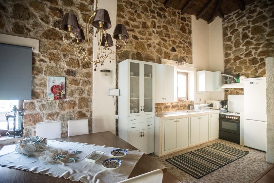 Kitchen or kitchenette, Dining area, oven