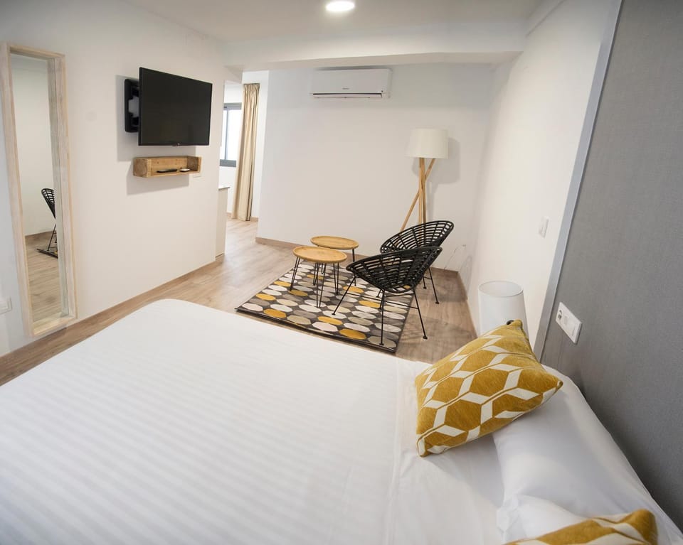 Bed, TV and multimedia, Other, Photo of the whole room, Decorative detail, Bedroom, Area and facilities
