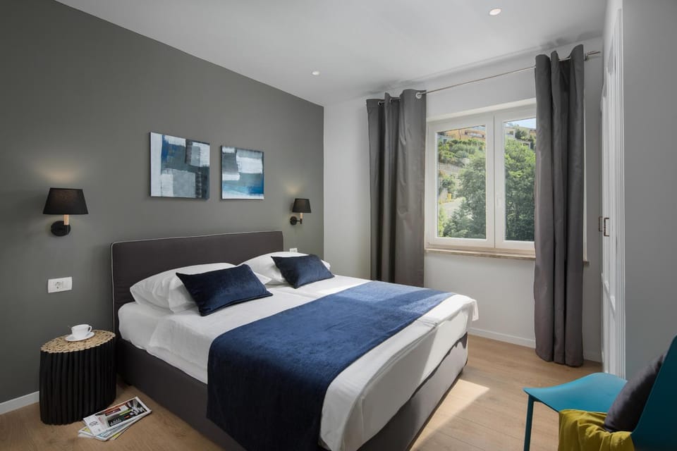 Bed, Day, Summer, Photo of the whole room, Decorative detail, Bedroom, On site, Sea view