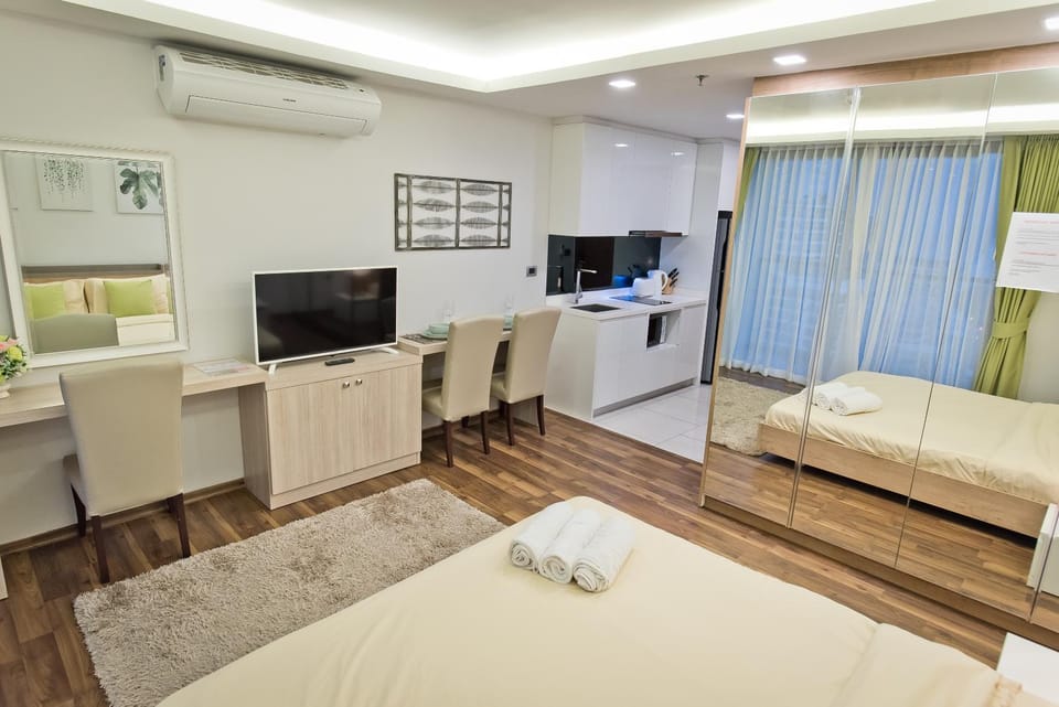TV and multimedia, Living room, Seating area, Dining area, Bedroom