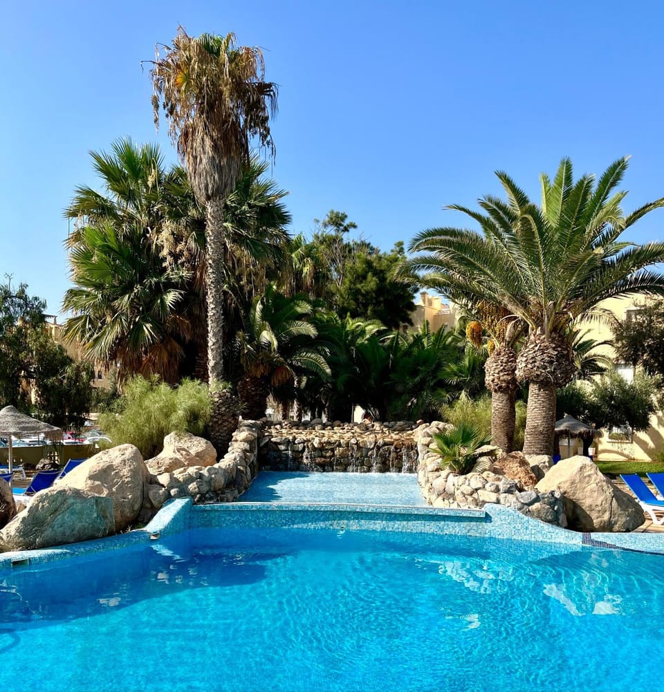 Day, Swimming pool, sunbed