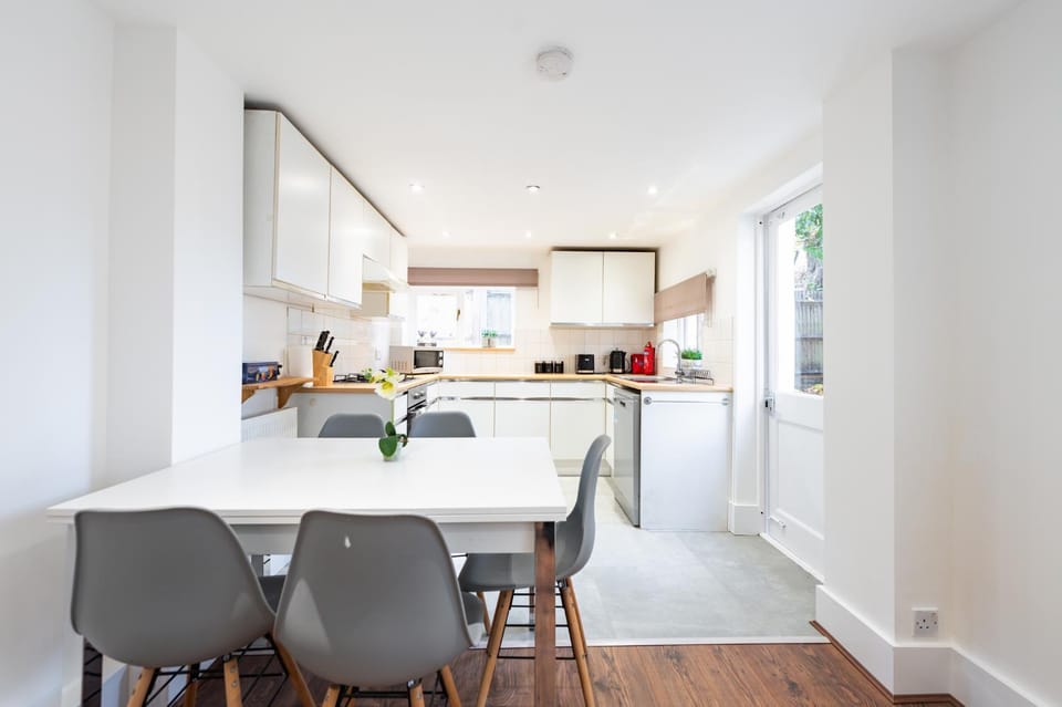 Bright, Spacious & Large Wimbledon Flat (17WHS) Apartment in London