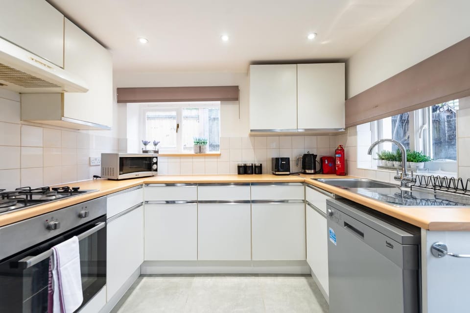 Bright, Spacious & Large Wimbledon Flat (17WHS) Apartment in London