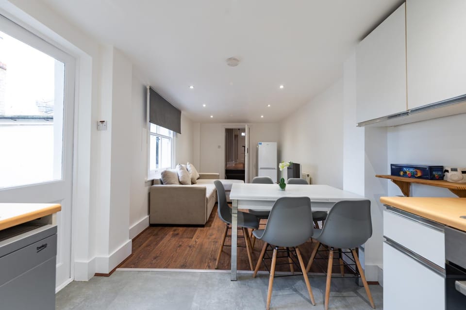 Bright, Spacious & Large Wimbledon Flat (17WHS) Apartment in London