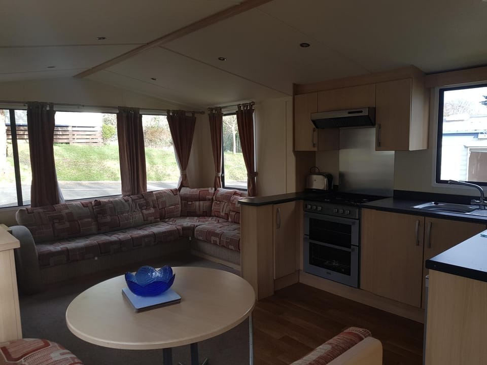 TV and multimedia, Coffee/tea facilities, Living room, Seating area, Dining area