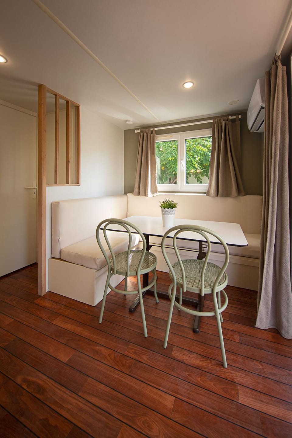 Living room, Photo of the whole room, Seating area, Dining area, hair dresser