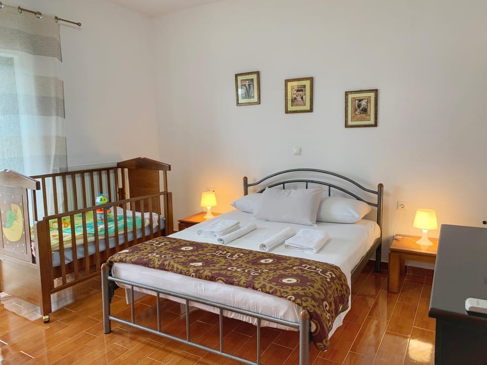 Bed, Balcony/Terrace, Photo of the whole room, Bedroom, cot