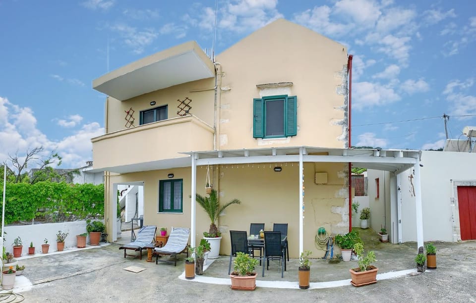 Property building, Patio, Day, Balcony/Terrace, Inner courtyard view, sunbed