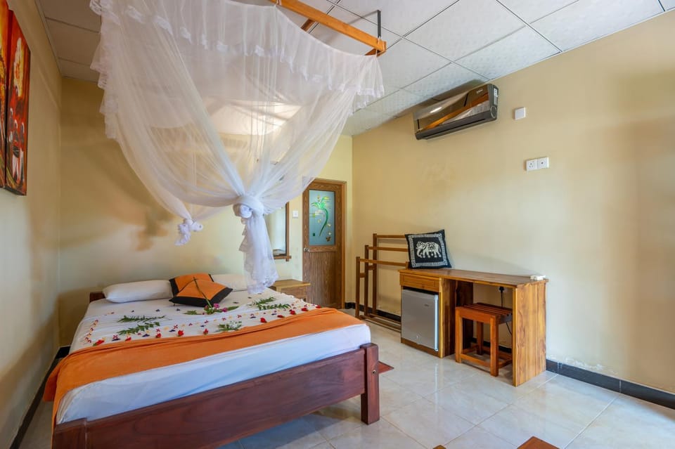 Bed, Bedroom, minibar, air conditioner