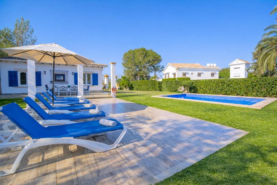 Property building, Patio, Spring, Day, Natural landscape, Garden, Garden view, Pool view, Swimming pool, sunbed