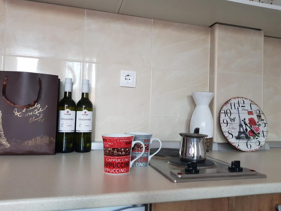 Coffee/tea facilities, Kitchen or kitchenette, Decorative detail, Drinks, Alcoholic drinks