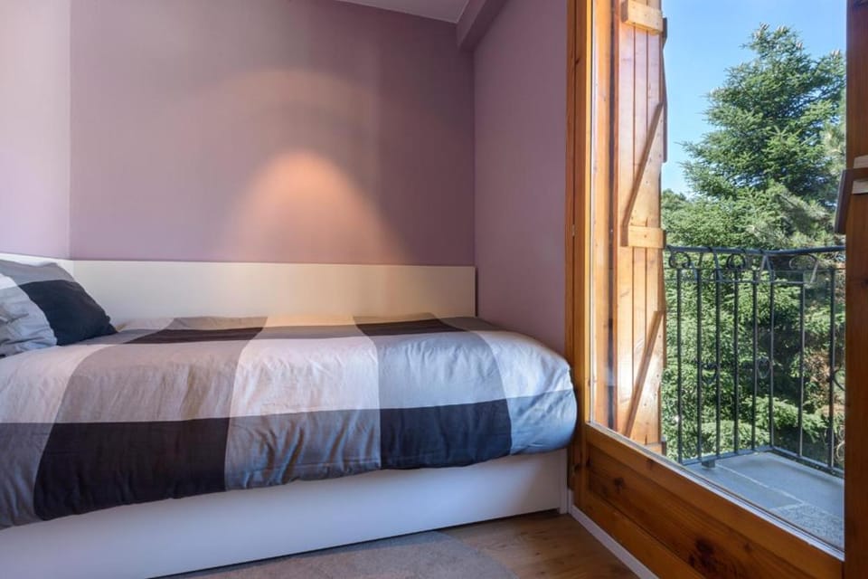 Bed, Balcony/Terrace, Bedroom, Garden view, Mountain view, Street view
