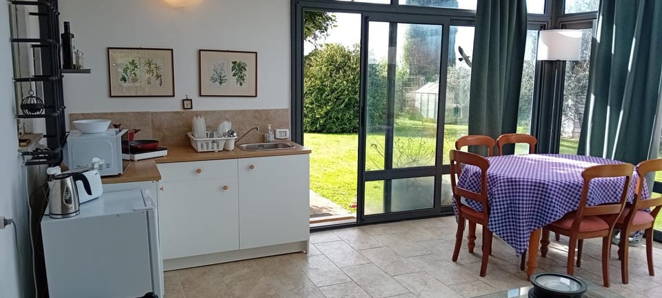 Kitchen or kitchenette, Garden view