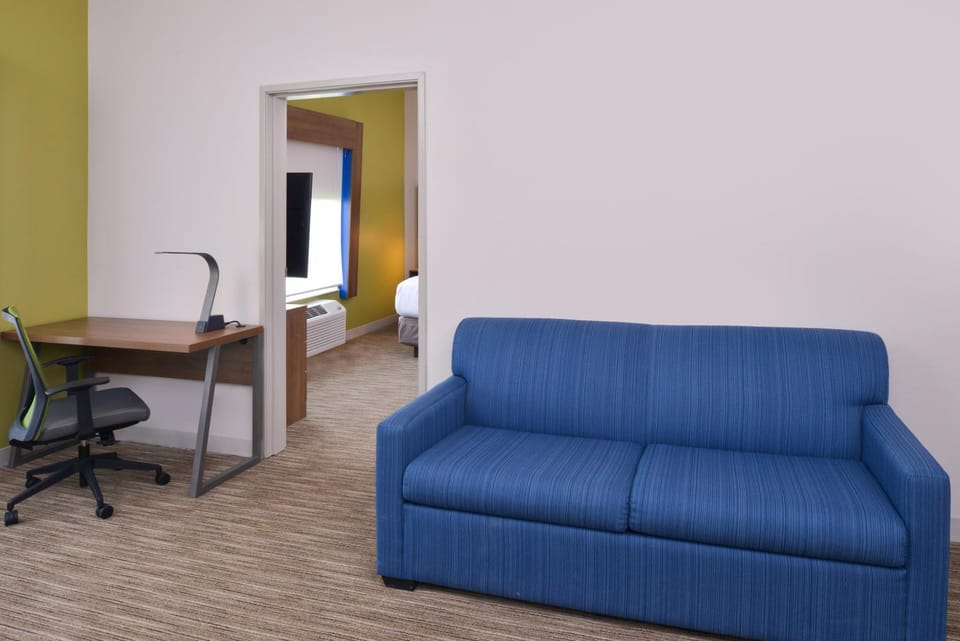 Holiday Inn Express & Suites - Omaha - 120th and Maple by IHG Hotel in Omaha