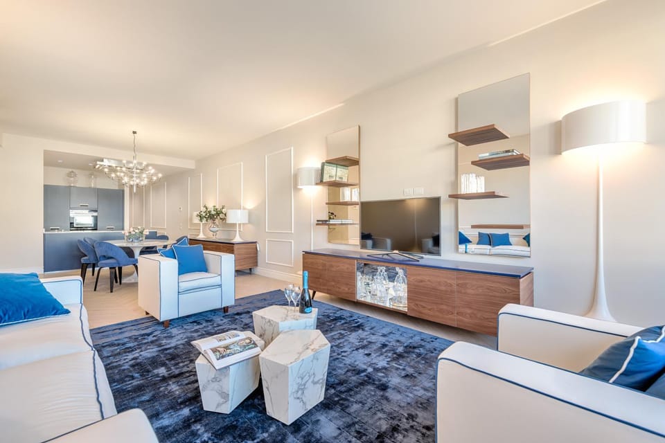 Communal lounge/ TV room, Living room, River view