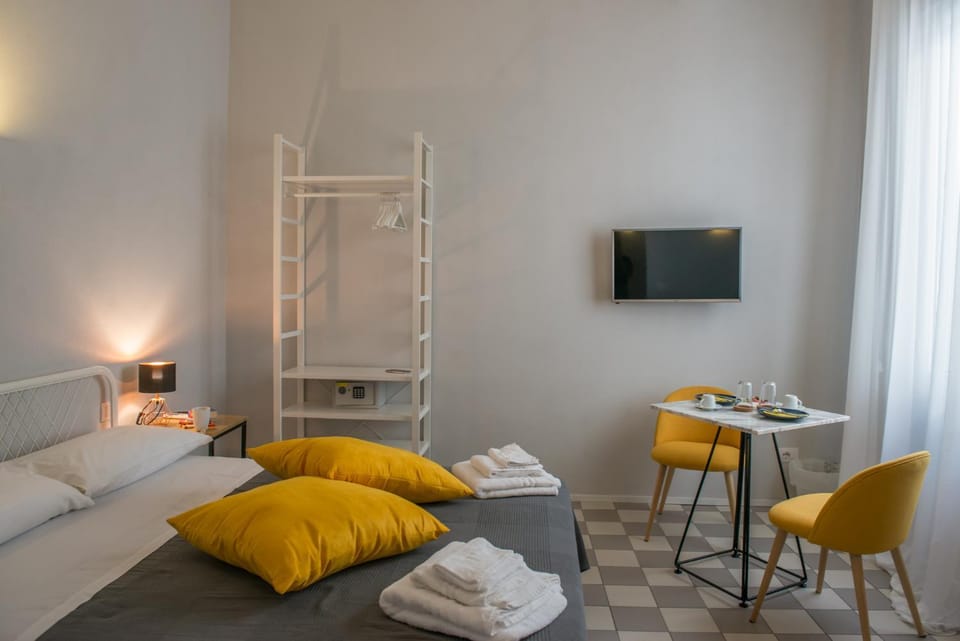 Photo of the whole room, Bedroom