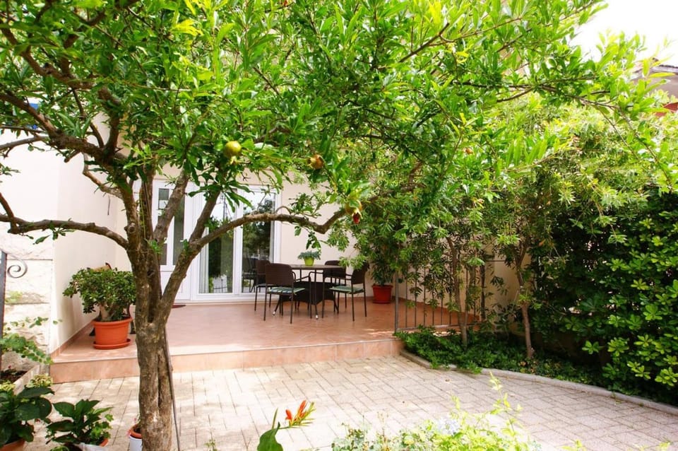 Patio, Garden, Balcony/Terrace, Decorative detail, Seating area, Garden view, Area and facilities, Inner courtyard view