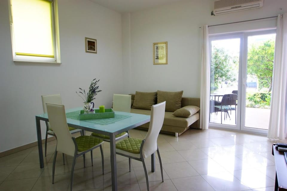 TV and multimedia, Living room, Seating area, Dining area, Evening entertainment