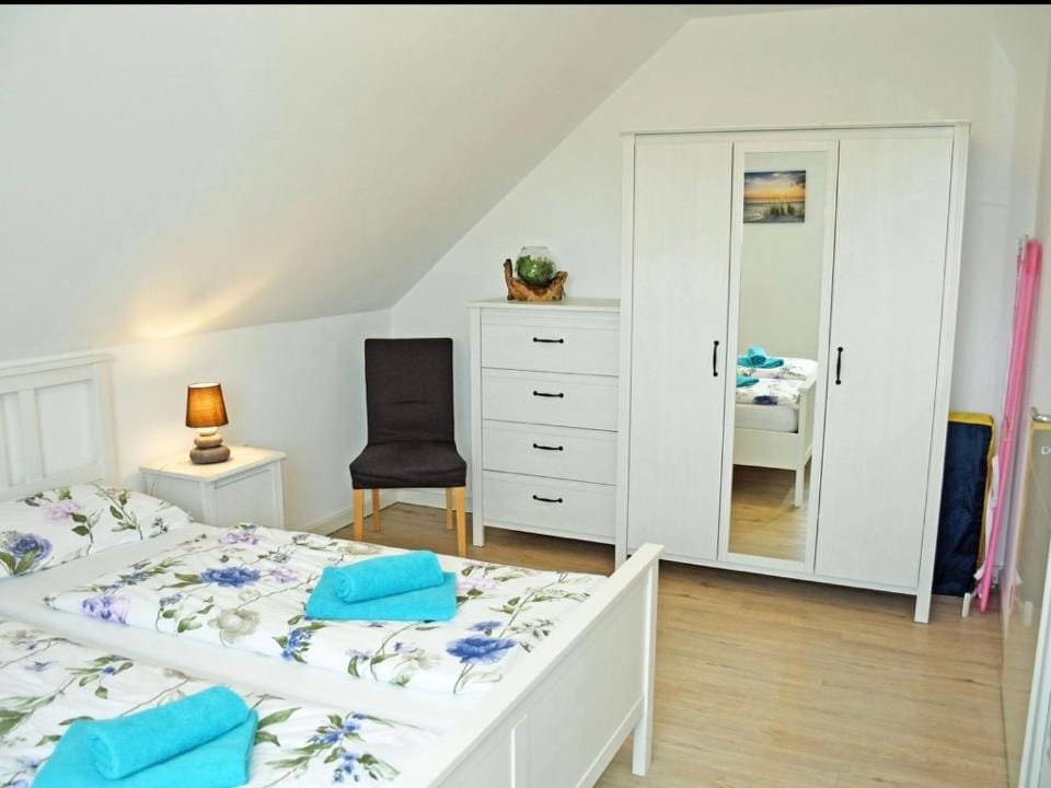 Bed, Bedroom, towels, wardrobe