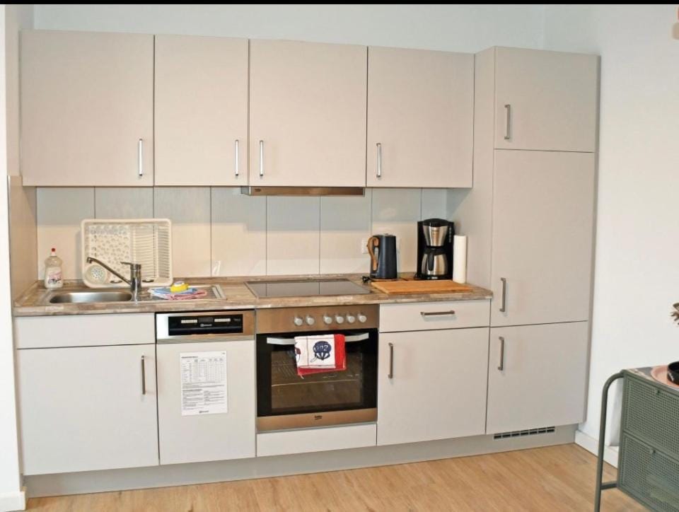 Coffee/tea facilities, Kitchen or kitchenette, dishwasher, stove, toaster
