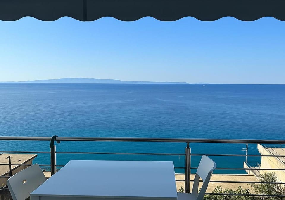 View (from property/room), Balcony/Terrace, Mountain view
