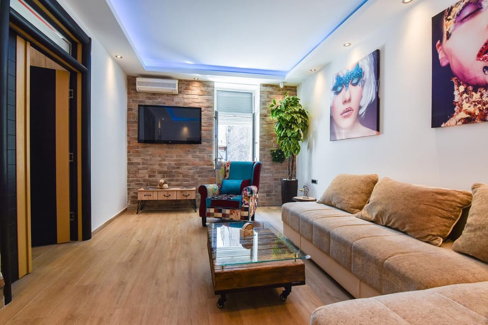 Bed, Living room, Seating area