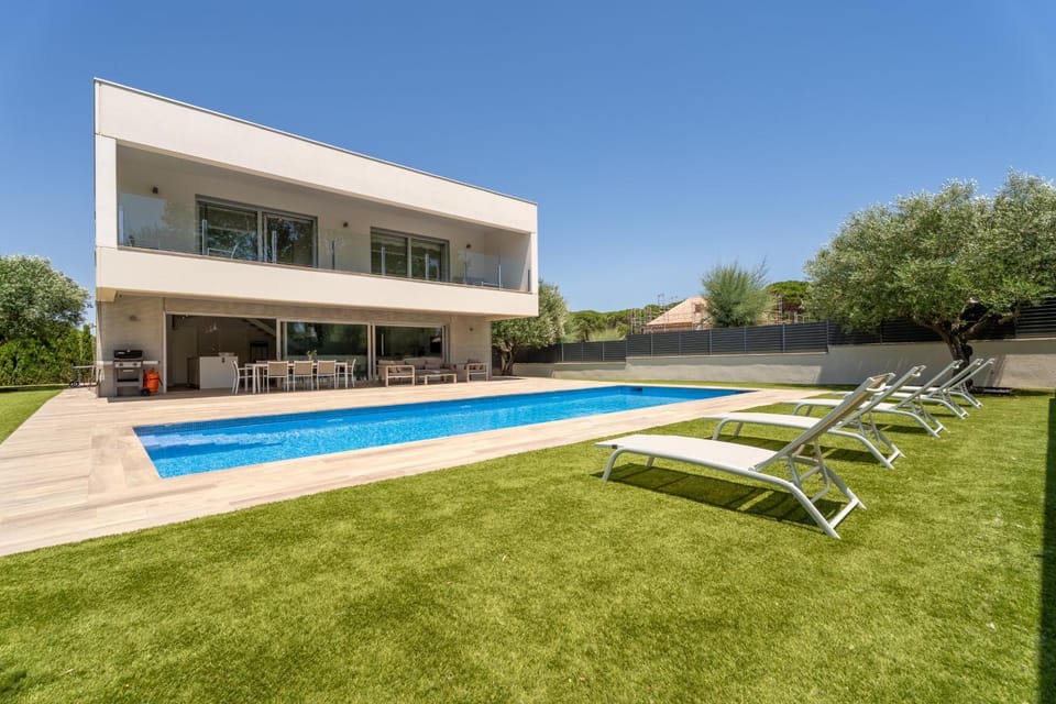 Modern Villa Olivera with Private Pool House in Calella de Palafrugell