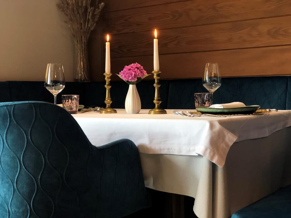 Seating area, Food