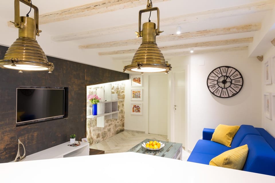 TV and multimedia, Living room, Seating area, Dining area