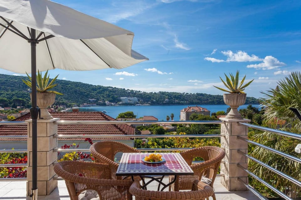 Natural landscape, Balcony/Terrace, Dining area, City view, Sea view