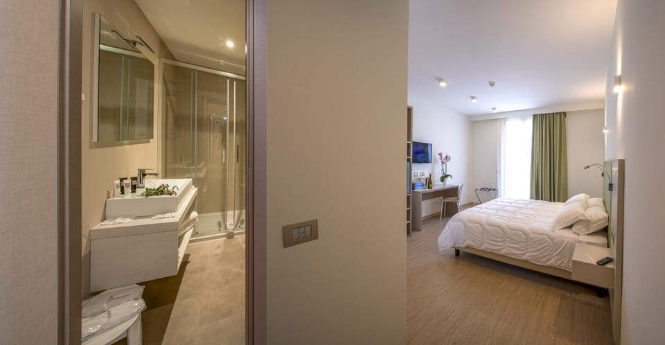 Bed, Bathroom, Photo of the whole room, Bedroom