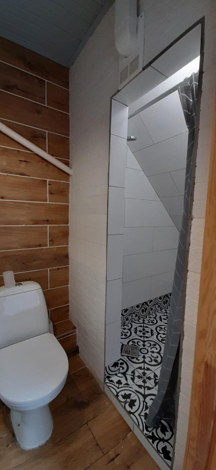 Shower, Toilet