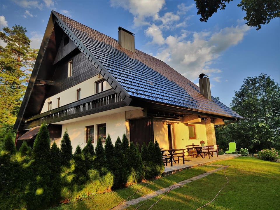 Property building, Day, Garden, Location