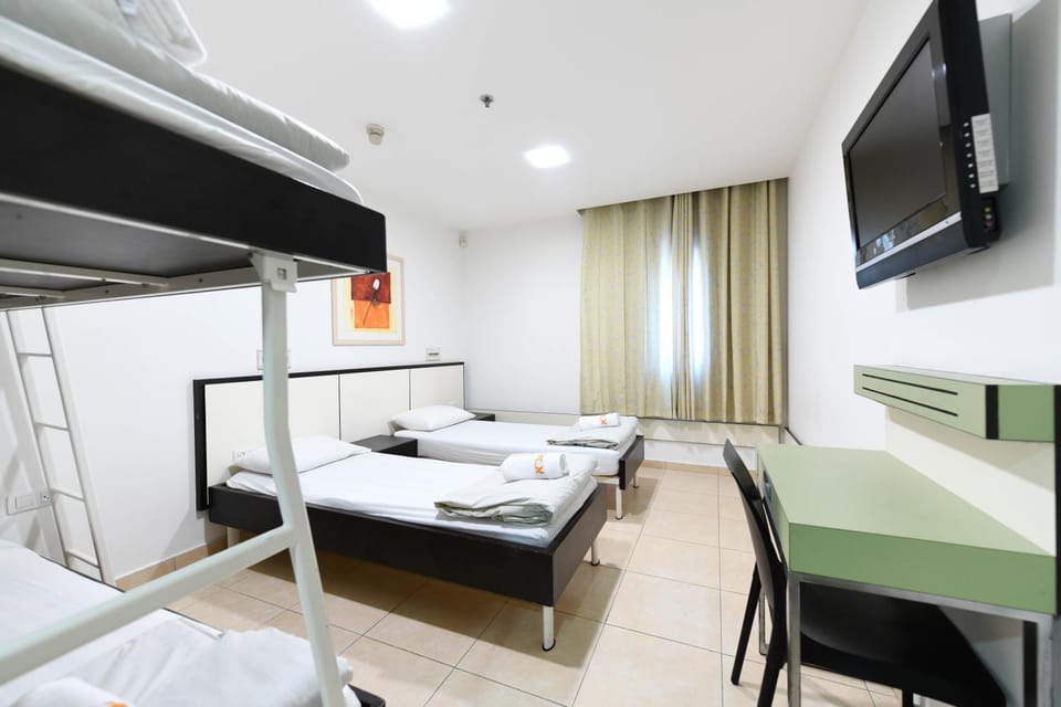 Staff, Bed, Living room, Photo of the whole room, Bedroom, group of guests, bunk bed, Family