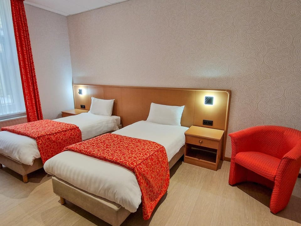 Bed, People, Photo of the whole room, Seating area, Bedroom, hair dresser, locker