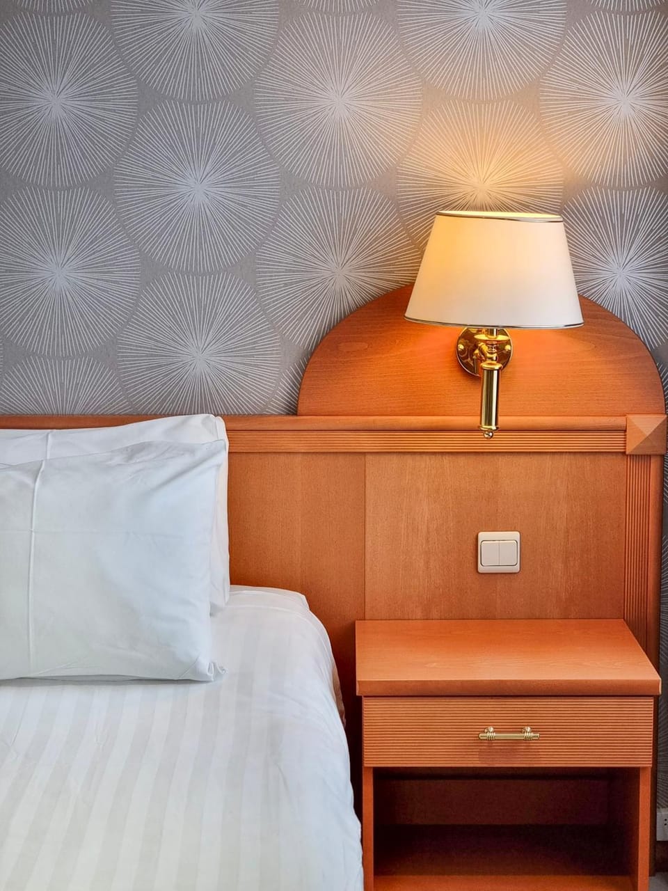 Bed, People, Photo of the whole room, Bedroom, hair dresser, locker
