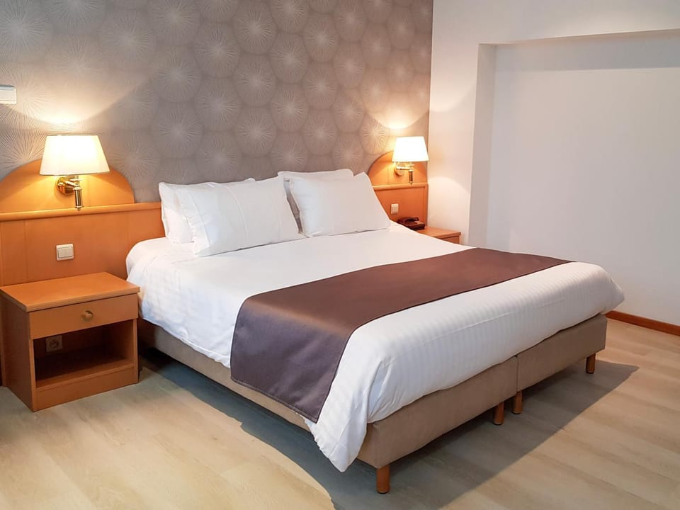 Bed, People, Photo of the whole room, Bedroom, locker