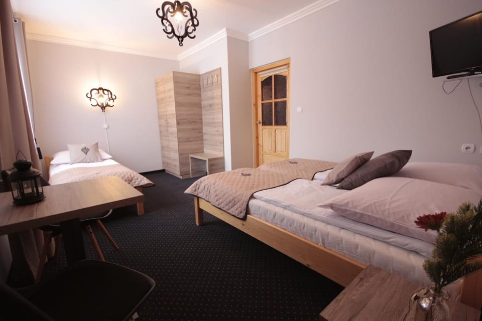Bed, TV and multimedia, Photo of the whole room, Bedroom