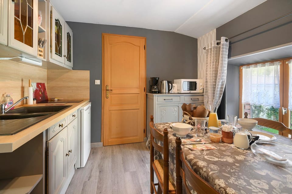 Property building, Kitchen or kitchenette, Living room