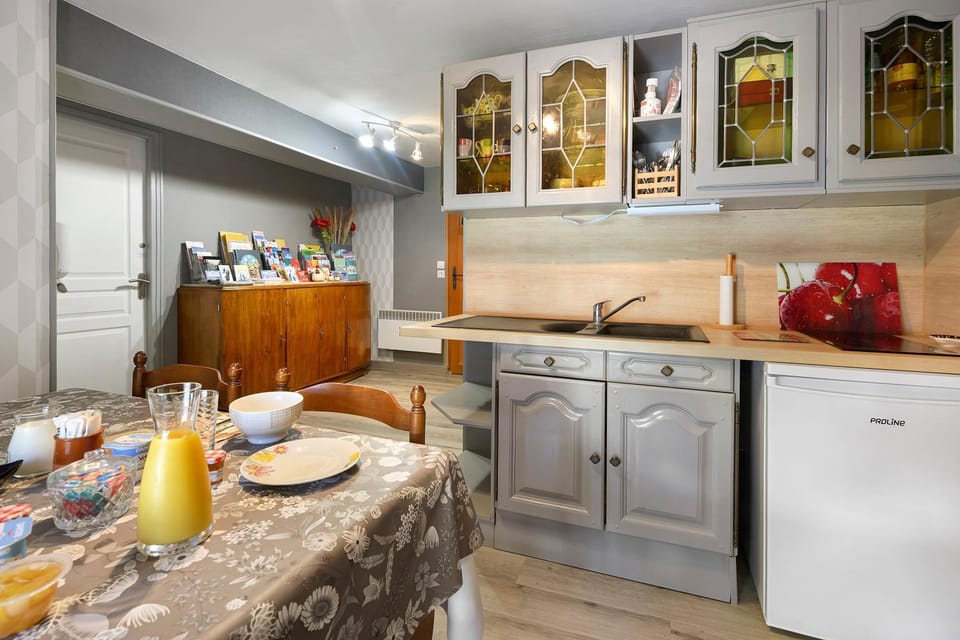 Property building, Kitchen or kitchenette, Living room