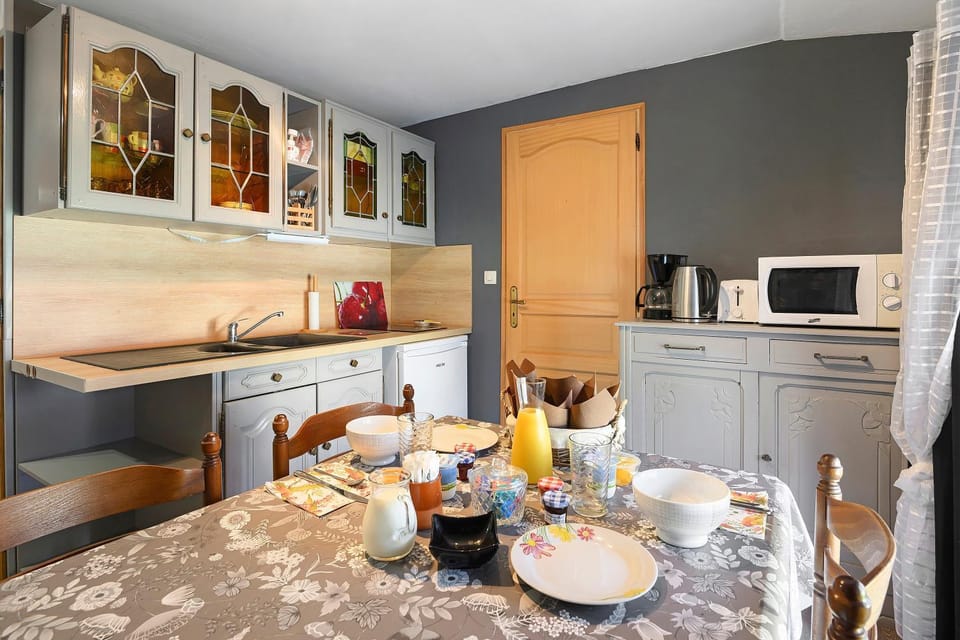 Property building, Kitchen or kitchenette, Living room