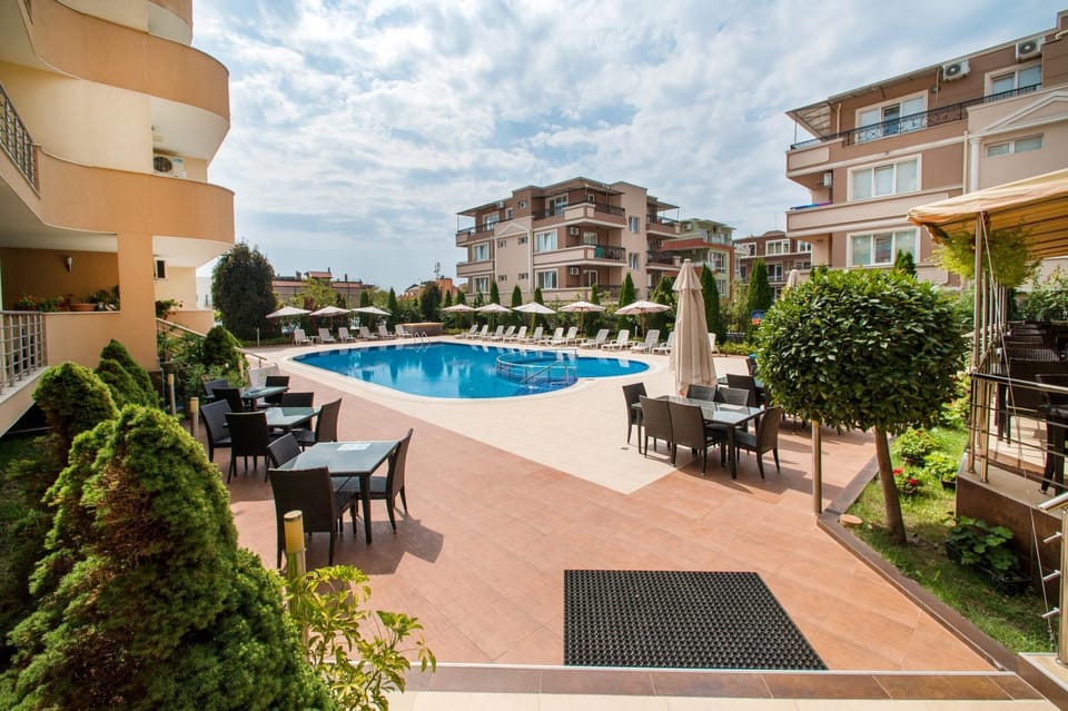 Property building, Patio, Restaurant/places to eat, Facade/entrance, Garden, Garden view, Pool view, Area and facilities, Swimming pool, Swimming pool